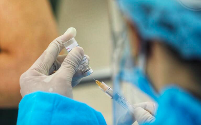 Đến trưa 19/10, gần 64% người trên 18 tiêm mũi 1 vaccine COVID-19