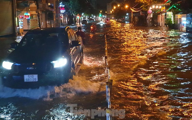 Đường phố TPHCM ngập nặng sau cơn mưa lớn
