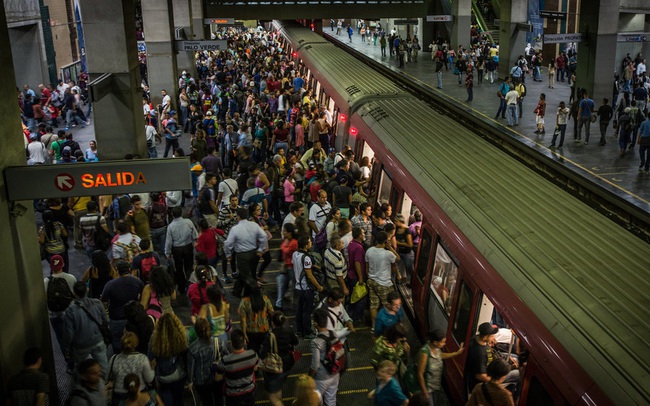 Tàu điện ngầm 38 năm tuổi ở Venezuela: Vừa xịn lại sạch sẽ sáng sủa, dân Mỹ còn "ghen tị"