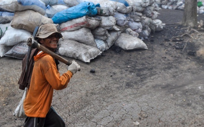 Bên trong các mỏ khai thác lậu ở Indonesia, nơi than được gọi là "lộc của trời": Thợ mỏ đào 100 bao than kiếm 11 USD/ngày