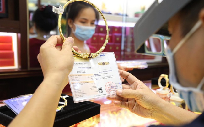 Thấy g&igrave; trước gi&aacute; v&agrave;ng tăng vọt, chứng kho&aacute;n 'nhảy m&uacute;a'?