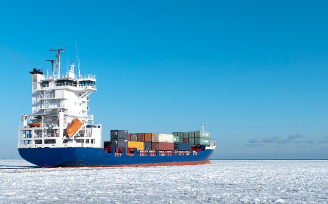 Biển đóng băng sớm bất thường, tàu hàng, tàu dầu mắc kẹt chờ giải cứu