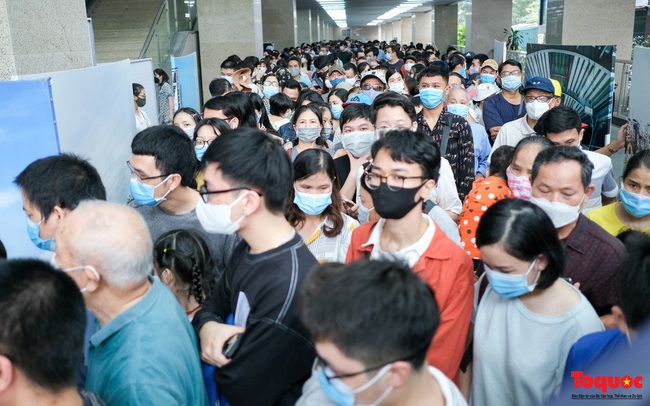 Lãnh đạo Metro Hanoi nói gì về việc dòng người chen chúc đi tàu Cát Linh - Hà Đông?