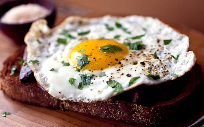 Ăn trứng vào buổi sáng rất bổ dưỡng nhưng tránh 3 điều kiêng kỵ này, nếu không sẽ tạo sỏi dạ dày, tích tụ độc tố trong cơ thể