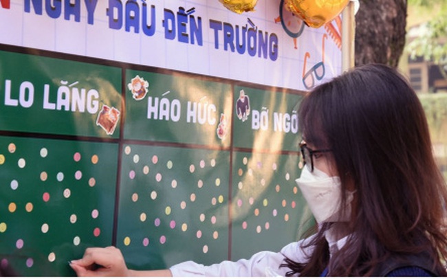 Hàng ngàn học sinh lớp 12 của Hà Nội đi học trực tiếp sau nhiều tháng nghỉ dịch