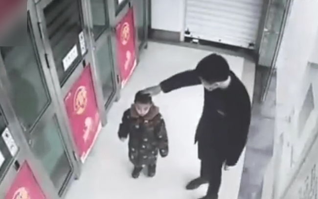 Cậu bé 5 tuổi một mình đi vào cây ATM, hành động sau đó khiến nhân viên ngân hàng kinh ngạc: Đứa trẻ này quá thông minh!