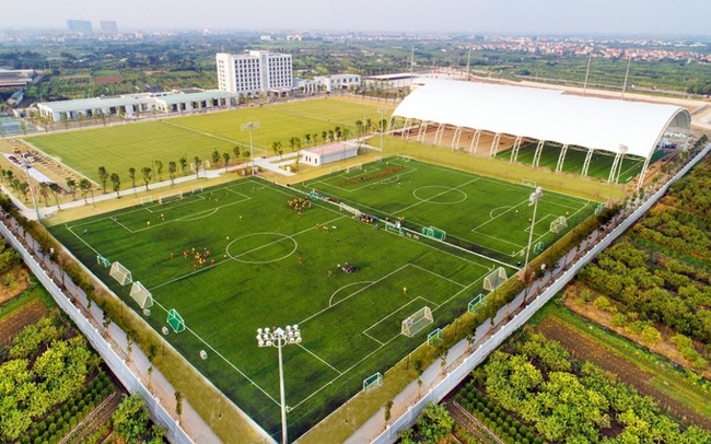 Vingroup tặng Trung tâm đào tạo bóng đá trẻ PVF cho Tập đoàn Giáo dục Văn Lang của ông Nguyễn Cao Trí Vingroup tặng Trung tâm đào tạo bóng đá trẻ PVF cho Tập đoàn Giáo dục Văn Lang của ông Nguyễn Cao Trí
