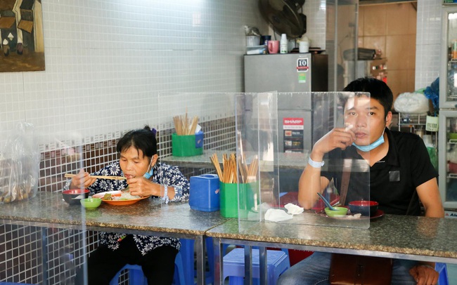 Hà Nội yêu cầu nhà hàng, quán ăn phải có vách ngăn giữa khách hàng