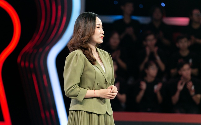 Nữ MC giải bài toán "cấp dưới kém cỏi nhưng có quan hệ đặc biệt với sếp" Nữ MC giải bài toán "cấp dưới kém cỏi nhưng có quan hệ đặc biệt với sếp"