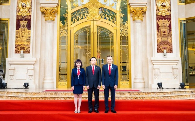 Chân dung người kế nghiệp sáng giá của Tập đoàn DOJI: Tuổi đời chưa đến 40, là chuyên gia đá quý quốc tế đầu tiên tại Việt Nam Chân dung người kế nghiệp sáng giá của Tập đoàn DOJI: Tuổi đời chưa đến 40, là chuyên gia đá quý quốc tế đầu tiên tại Việt Nam