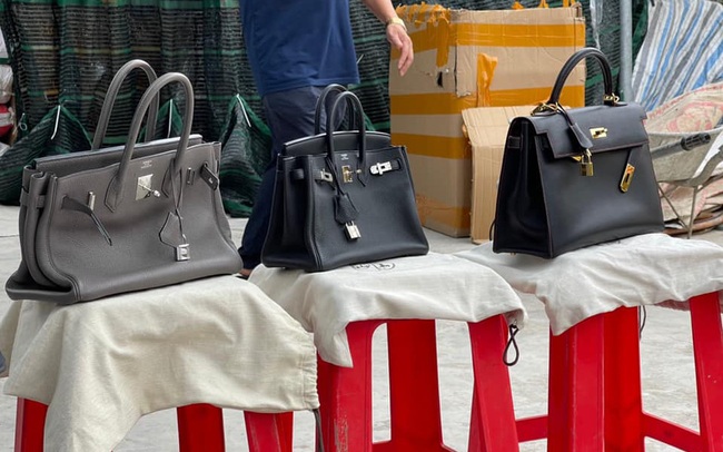 Triệt phá kho hàng Hermes giả "lớn nhất miền Bắc" ở Nam Định: Huy động 10 xe tải để vận chuyển hàng vi phạm Triệt phá kho hàng Hermes giả "lớn nhất miền Bắc" ở Nam Định: Huy động 10 xe tải để vận chuyển hàng vi phạm