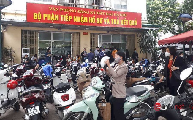 Giá đất 'nhảy múa”, nửa đêm đập cửa hỏi mua, phòng đăng ký nhà đất Hà Nội có gì khác lạ?