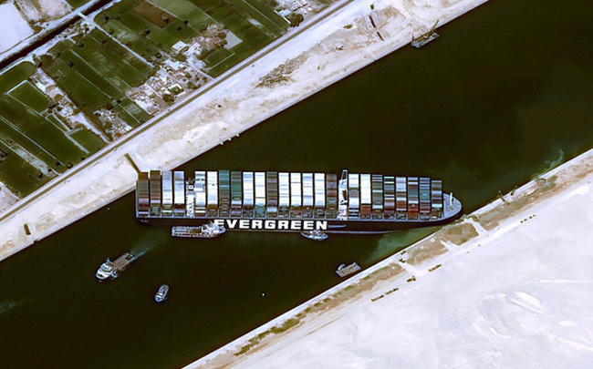 Khi máy xúc và tàu kéo vô dụng, các chuyên gia đang chờ Thiên Nhiên ra tay giải cứu tàu Ever Given mắc cạn tại kênh đào Suez