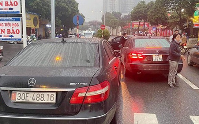 Từ 2 xe Mercedes trùng biển số, công an triệt phá đường dây làm giả giấy tờ, tiêu thụ xe "gian"