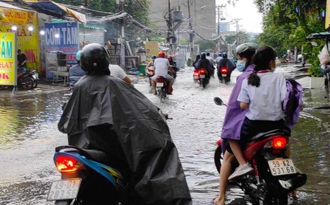 Sau cơn mưa lớn, một số tuyến đường cửa ngõ phía Tây TP HCM lại ngập