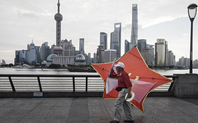 Hút được dòng tiền nóng, Trung Quốc chưa kịp mừng đã lo "sốt vó"