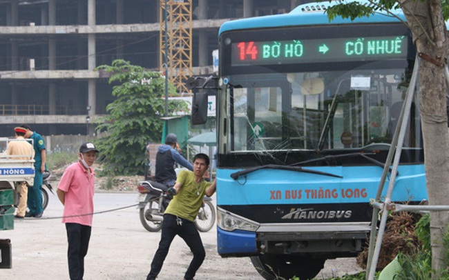 Chùm ảnh: Hiện trường vụ xe buýt đi sai tuyến đường, lao lên vỉa hè đâm tử vong người đi bộ tại Hà Nội Chùm ảnh: Hiện trường vụ xe buýt đi sai tuyến đường, lao lên vỉa hè đâm tử vong người đi bộ tại Hà Nội