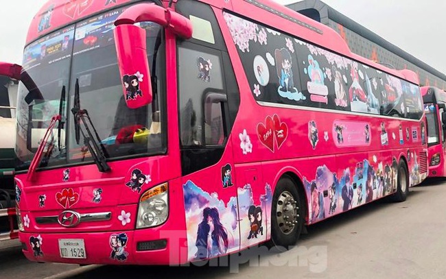 Xe khách trùm kín biển quảng cáo đỗ ở bãi xe lậu