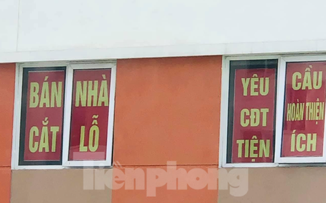 Treo băng rôn rao bán cắt lỗ, chung cư bị cắt điện nước Treo băng rôn rao bán cắt lỗ, chung cư bị cắt điện nước