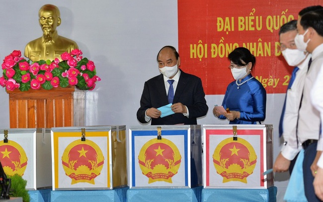 Chủ tịch nước Nguyễn Xuân Phúc và phu nhân bỏ phiếu tại Củ Chi, TP. HCM