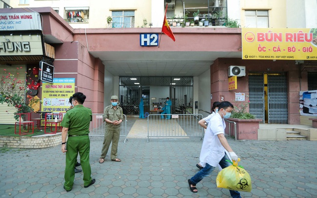 CLIP: Phong tỏa tòa nhà ở khu đô thị Việt Hưng có ca dương tính SARS-CoV-2