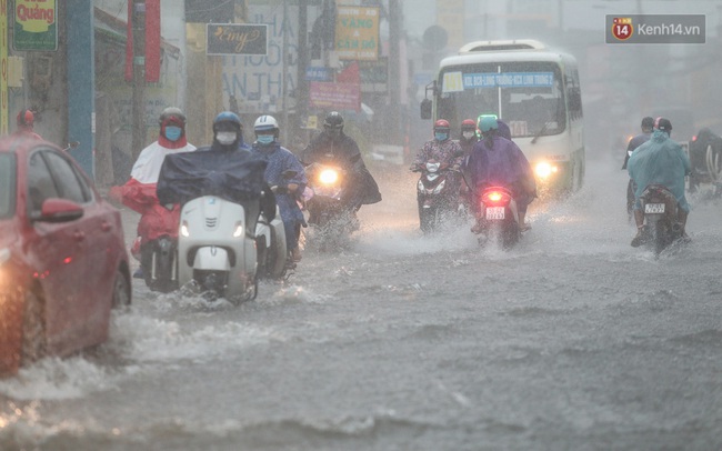 Ảnh: Ô tô chết máy, trôi bồng bềnh trên đường ngập ở Sài Gòn sau mưa lớn