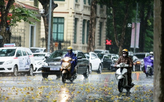 Bắc Bộ và Nam Trung Bộ có mưa dông trên diện rộng sau đợt nắng nóng