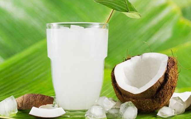 Uống nước dừa mùa hè rất mát nhưng lạm dụng có thể nguy hiểm cho đường ruột, thậm chí gây tử vong