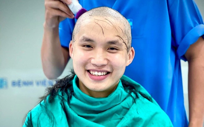 Bác sĩ trẻ cạo trọc đầu, rạng rỡ trước khi lên đường chi viện tâm dịch Bắc Giang: Mong đại dịch sớm qua, trả lại cuộc sống bình yên cho dân mình