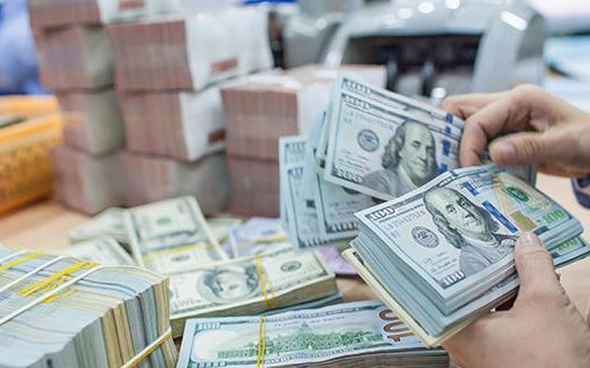 Ngân hàng không được thu phí giao dịch ngoại tệ từ 17/5