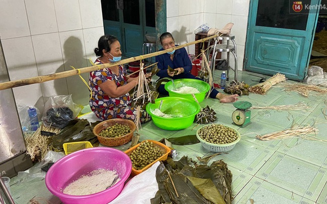 Người Sài Gòn tất bật gói hàng chục nghìn bánh ú nước tro dịp Tết Đoan Ngọ