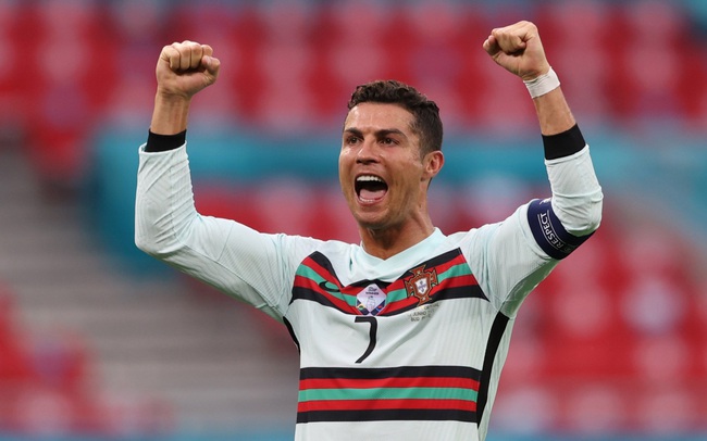 Lập cú đúp ngay trận đầu ra quân, Cristiano Ronaldo cùng lúc xô đổ 9 kỷ lục “vô tiền khoáng hậu” tại các VCK Euro: Cầu thủ vĩ đại nhất không anh thì là ai?