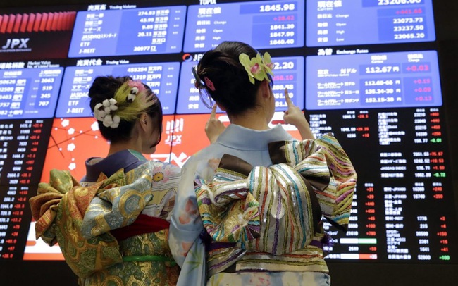 Nikkei 225 sụt hơn 2%, Dow Jones tương lai giảm hơn 400 điểm - vtradetop.com