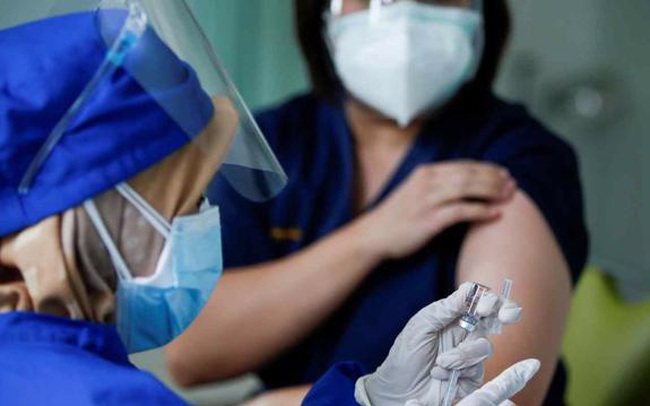 Hàng trăm bác sỹ Indonesia vẫn mắc Covid-19 dù đã tiêm vaccine Sinovac, nghi do biến chủng Delta