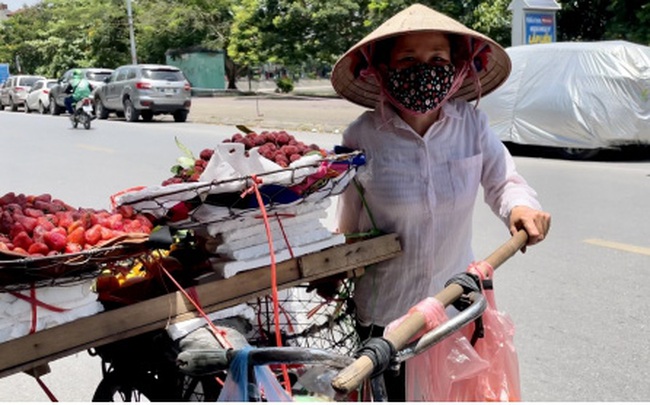 Người dân chật vật mưu sinh dưới nắng nóng hơn 40 độ C tại Hà Nội