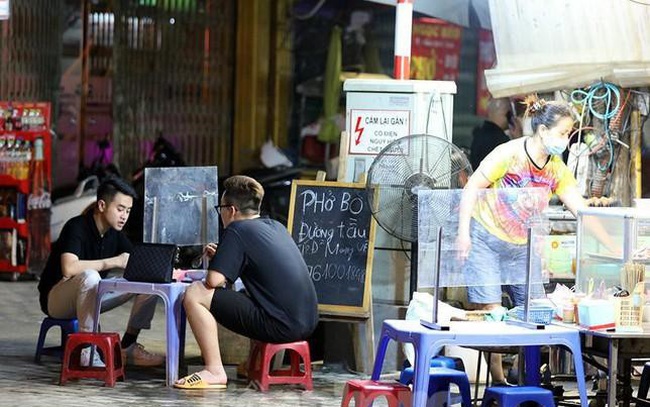 Hà Nội sẽ hỗ trợ người bán nước vỉa hè, cắt tóc, gội đầu... bị ảnh hưởng bởi COVID-19