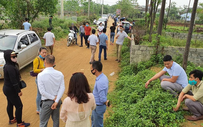 Nhiều nhà đầu tư đất nền gánh “hậu quả” do đầu tư theo “phong trào”, đám đông