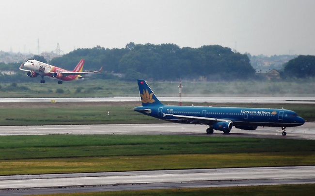 Ngành hàng không xoay sở trong đại dịch: Vietnam Airlines bán tàu bay, Vietjet đầu tư chứng khoán