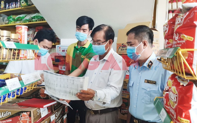 Lập biên bản một cửa hàng Bách Hoá Xanh vi phạm tính tiền khối lượng chênh lệch