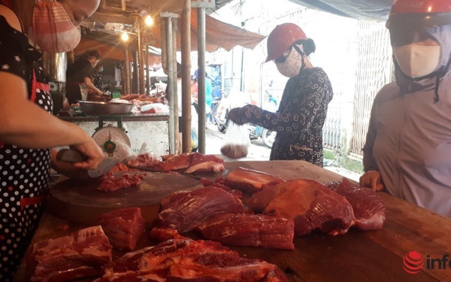 Chợ Hà Nội đầy ắp hàng, tiểu thương đắt khách mua