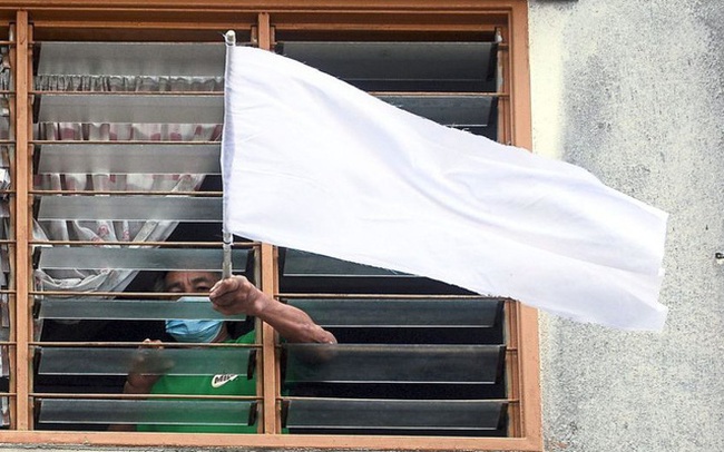 Malaysia gồng mình chống Covid-19, dân treo cờ trắng "rợp" vùng để cầu trợ giúp