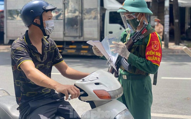 TPHCM cho thêm nhiều ngành nghề được ra đường