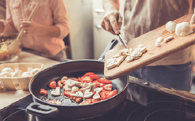 Tại sao nấu ăn tại nhà lại rẻ hơn nhiều so với đi ăn ở ngoài? Lời giải thích sẽ giúp bạn nhận ra giãn cách là cơ hội học cách kiểm soát chi phí thực phẩm khổng lồ bấy lâu nay