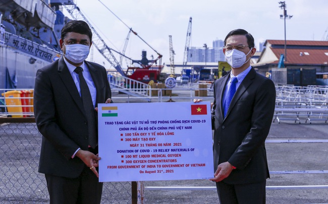 Ấn Độ bàn giao 300 máy tạo oxy và 100 tấn oxy y tế cho Việt Nam chống Covid-19