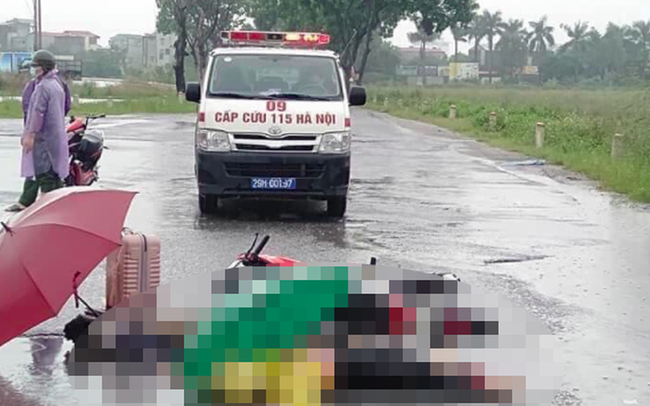 Hà Nội: 2 người đi xe máy dưới trời mưa lớn bất ngờ ngã xuống đường