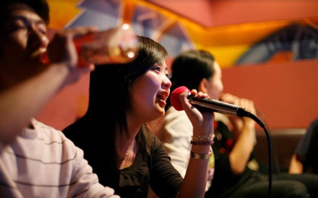 Bí ẩn người đàn ông dạy thế giới hát karaoke: Bỏ chứng khoán theo đam mê âm nhạc, trầm cảm vì quá nhiều tiền, xây viện dưỡng lão cho... chó để "trả ơn"