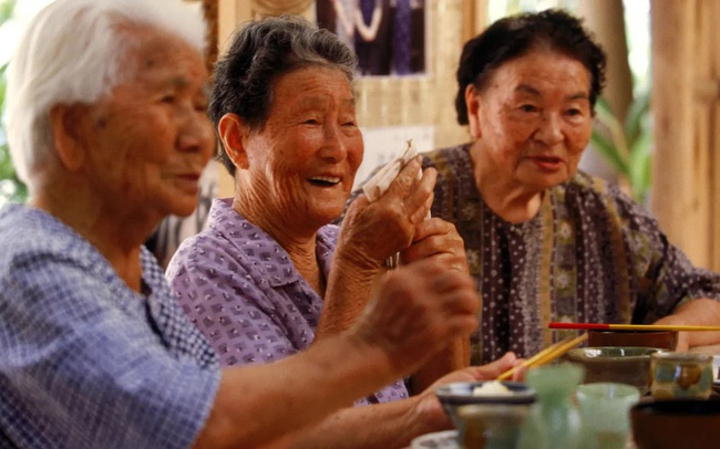 Bí quyết sống lâu ở “đảo trường thọ" Nhật Bản: 2 điều người Việt nào cũng làm được