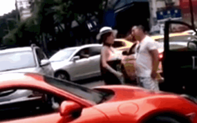 Clip: Hung hăng đánh người, nữ tài xế đi xe sang bị tát bay mũ