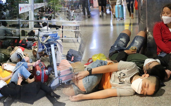 Hành khách trắng đêm vật vờ tại sân bay Tân Sơn Nhất vì chuyến bay delay suốt 12 tiếng: Lấy giày làm gối, áo làm chiếu