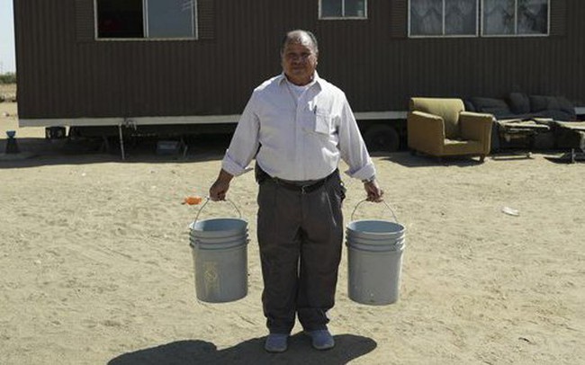Siêu hạn hán ở California: Người dân phải đi xin từng giọt nước